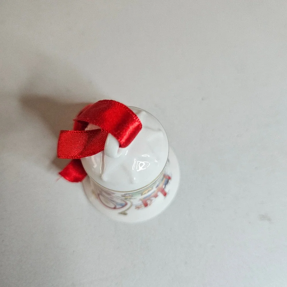 Hutschenreuther 2008 Christmas Bell Ole Winther In der Holzwerkstatt Porcelain